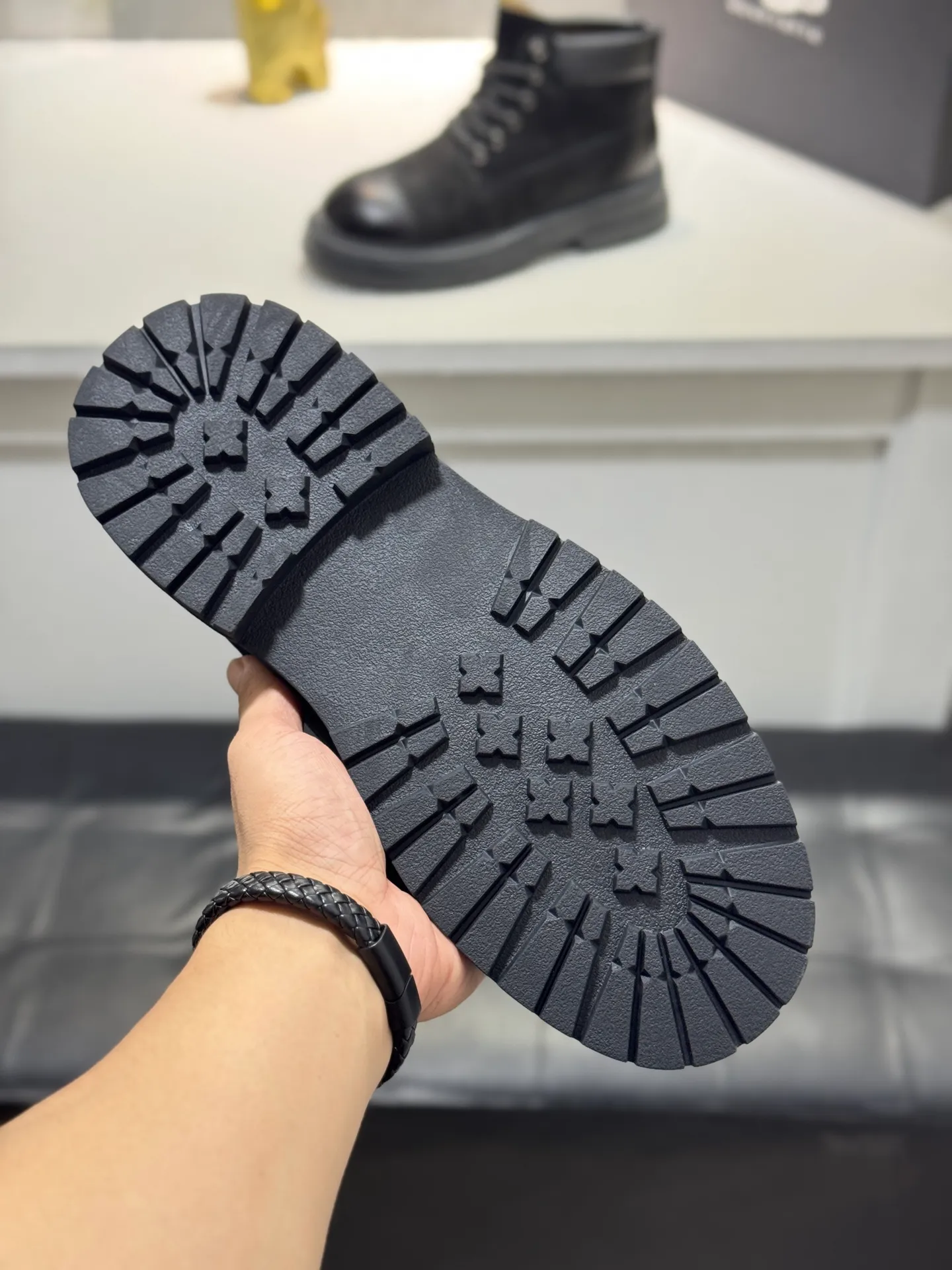 Men's men's shoes 💰660 [New style] 🦥🦥UGG - high-end quality 🔥Australian imported wool 🔥Full fur original single entry and exit counter without pressure, let you feel no replacement 💏The upper is made of first-layer cowhide 'all original Australian wool' Strict men's boots thick wool can be distinguished by the naked eye 💓Real wool keeps warm and does not smell like feet, warms the whole winter ✨Carefully crafted for those who know the goods🔥Size: 38-44 (45 customized